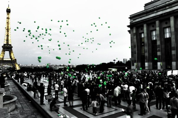 Am 26. Juni entlassen Iraner grüne Luftballons in den Himmel über Paris. (©Léa Villafafila)                                    